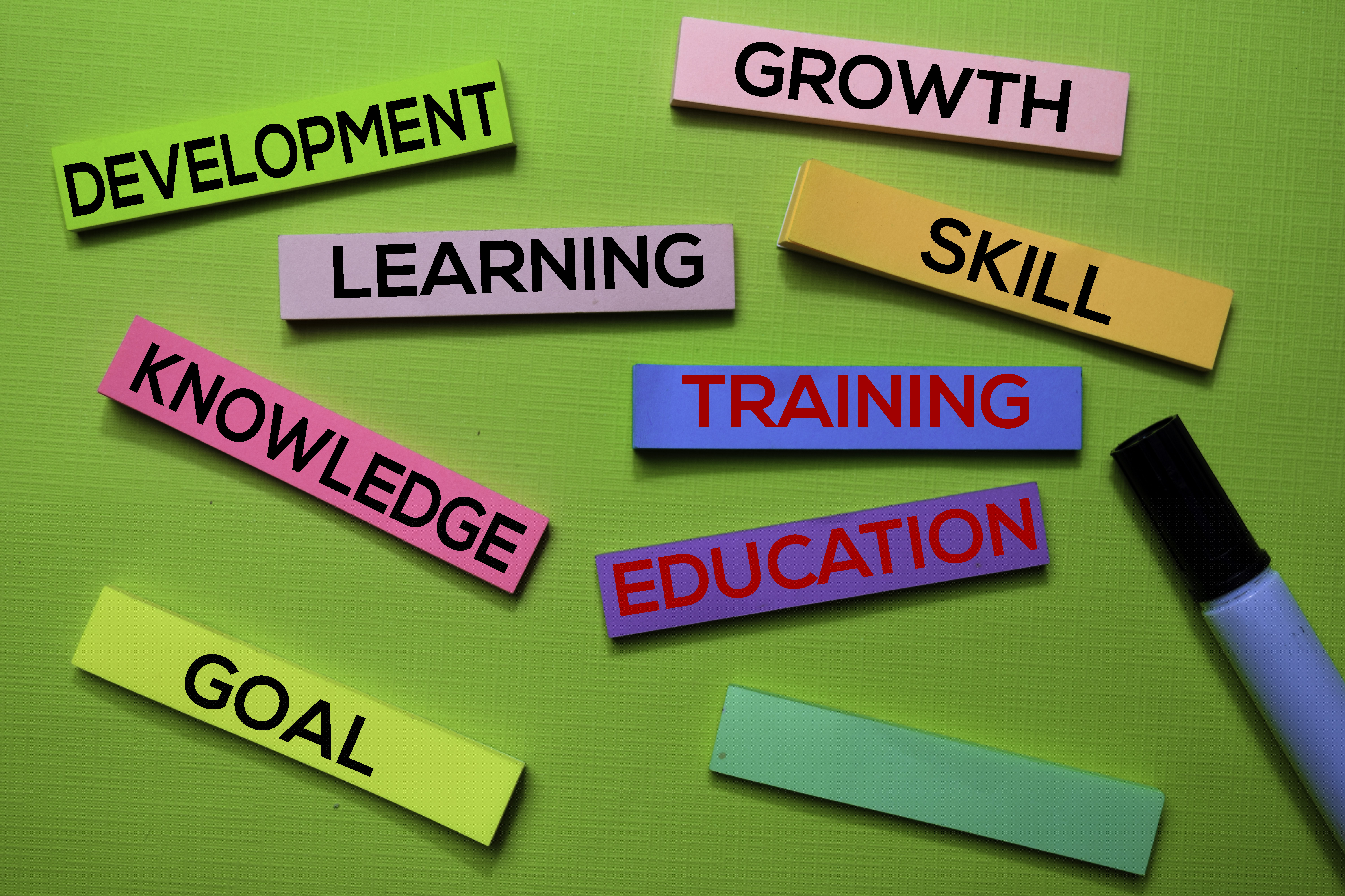 Formation, Éducation, Développement, Croissance, Apprentissage, Compétences, Connaissances, Texte d'objectif sur des notes collantes isolées sur le bureau vert. Concept de stratégie de mécanisme